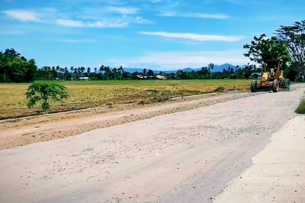 Legislator NasDem Abd Rahman Pakai Dana Pribadi Perbaiki Jalan Rusak di Desa Bulucenrana