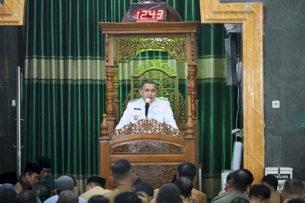 Laksanakan Salat Zuhur Perdana, Munafri Arifuddin Tekankan Kebersihan Masjid Balai Kota