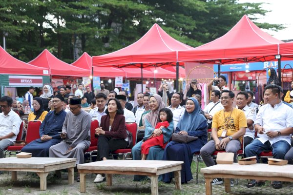 Ketua TP PKK Makassar Borong Jajanan UMKM di Makassar Ramadan Fest 2025