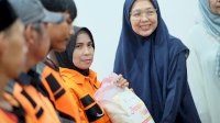 Aksi Ramadan dengan Cinta, Melinda Aksa dan Permabudhi Sulsel Salurkan Sembako ke Petugas Kebersihan