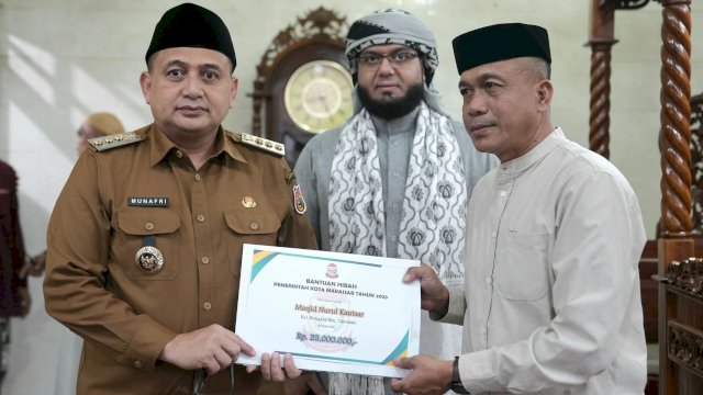 Wali Kota Makassar Berikan Bantuan Hibah dan Paket Pangan Ramadan di Masjid Nurul Kautsar.