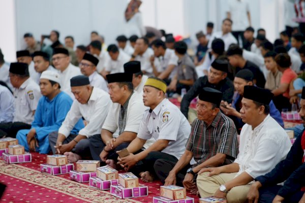 Safari Ramadhan, Munafri Arifuddin Santuni Warga dan Berbuka Puasa Bersama Jamaah Masjid Agung 45