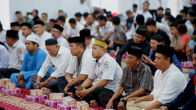 Munafri Arifuddin Santuni Warga dan Berbuka Puasa Bersama Jamaah Masjid Agung 45.