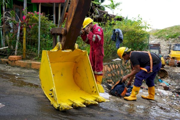 UPT Perbengkelan DPU Makassaar Lakukan Rehabilitasi Total Bucket Excavator