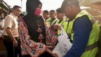 Dapat Berkah Ramadan dari Wagub Sulsel, Doa Pekerja TPA Tamangapa: Semoga Bu Fatmawati Sehat dan Dilindungi Allah SWT