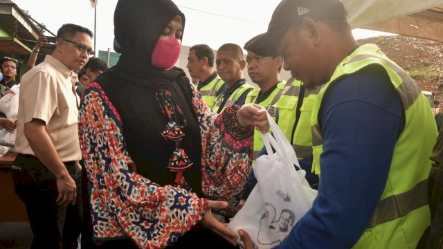 Wagub Sulsel Fatmawati Rusdi Bagikan Ratusan Sembako untuk Pekerja di TPA Tamangapa.