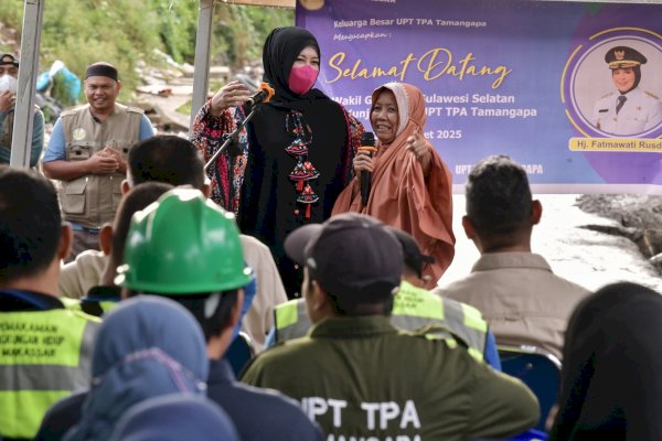 Para Penggali Kubur, Petugas TPA, dan Pemangkas Pohon Dapat Sembako Ramadan dari Wagub Sulsel Fatmawati Rusdi