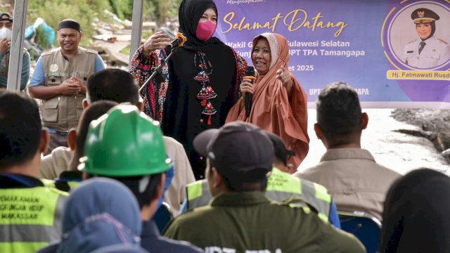 Wagub Sulsel Fatmawati Rusdi Bagikan Ratusan Sembako untuk Pekerja di TPA Tamangapa.