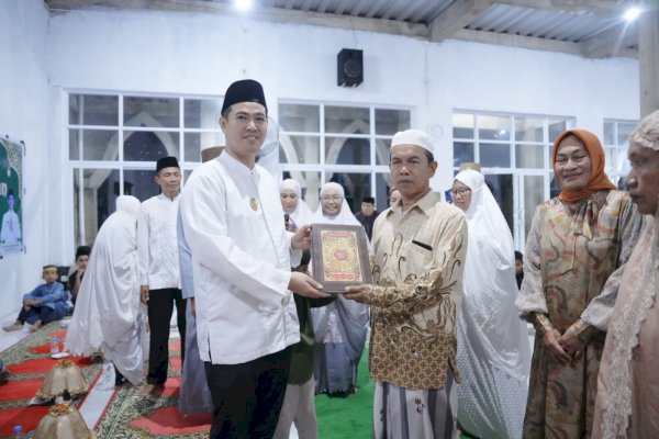 Bupati Pangkep Yusran Lalogau Safari Ramadan di Masjid Al-Munatsir Parenreng