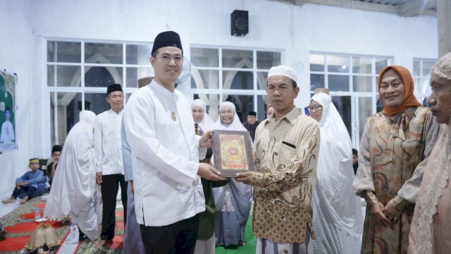 Bupati Pangkep Yusran Lalogau Safari Ramadan di Masjid Al-Munatsir Parenreng.