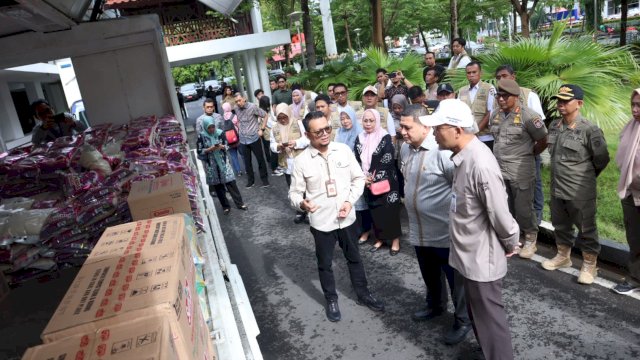 Wali Kota Makassar Munafri Distribusikan Ribuan Paket Sembako.