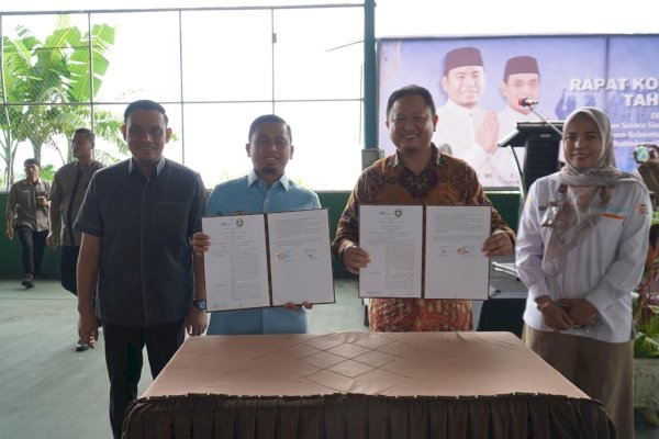 Wali Kota Tasming Hamid Serahkan Insentif untuk RT/RW, Pengurus Masjid, dan Aparat Keamanan