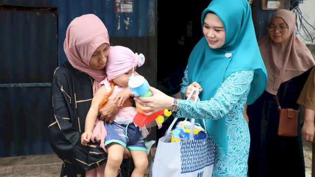 Ketua TP PKK Parepare dr. Andi Arfiah Tasming Serahkan Bantuan untuk Balita Terindikasi Stunting.