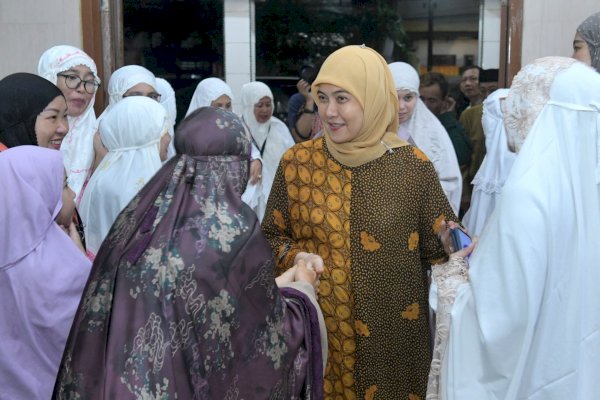 Hangatkan Silaturahmi, Wakil Wali Kota Makassar Laksanakan Tarawih di Masjid Besar Nurul Hijrah