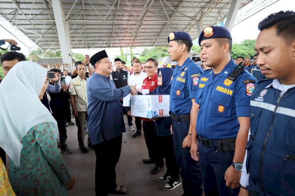 Bantu Petugas Lapangan, Pemkot Makassar Gandeng Swasta dan Komunitas Salurkan Ribuan Paket Sembako
