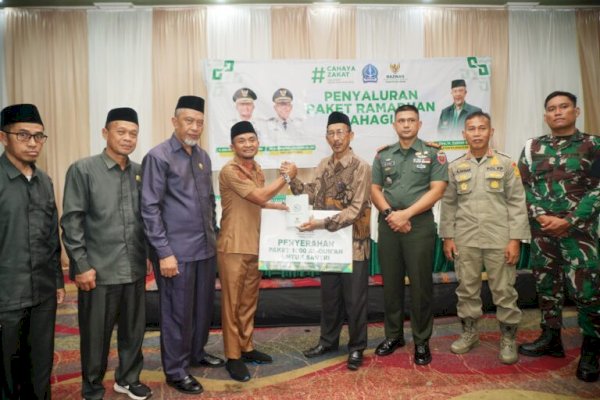 Bupati Andi Asman Serahkan Paket Ramadan Bahagia Baznas Bone