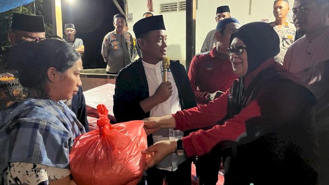 Bupatu Patahudding Turun Bawa Bantuan ke Korban Kebakaran.