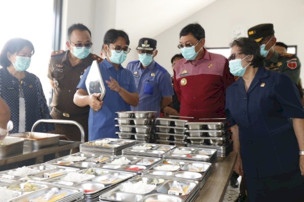 Pastikan Kesiapan Pelaksanaan MBG, Bupati Toraja Utara Frederik Tinjau SPPG Pongtiku