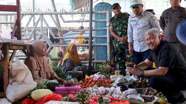 Bupati Pinrang Irwan Hamid Gelar Operasi Pasar.