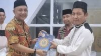 Bupati Selayar Natsir Ali Serahkan 100 Mushaf Al Qur an di Masjid Rahmatan Lil Alamin