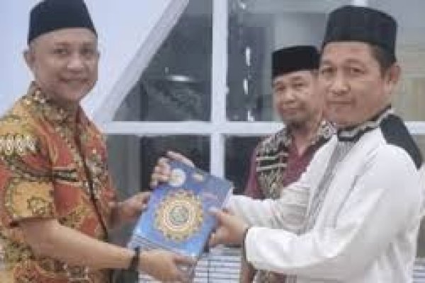 Bupati Selayar Natsir Ali Serahkan 100 Mushaf Al Qur an di Masjid Rahmatan Lil Alamin