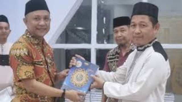 Bupati Selayar Natsir Ali Serahkan 100 Mushaf Al Qur an di Masjid Rahmatan Lil Alamin.