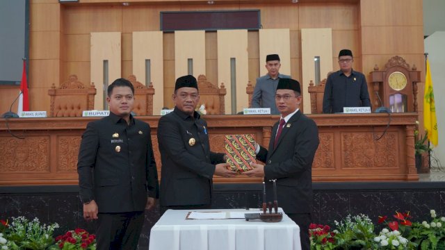 Bupati Patahudding Serahkan LKPJ Tahun 2024 Ke DPRD Luwu.