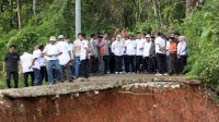 Bupati Barru Andi Ina Tinjau Jalan Longsor di Bulo-Bulo