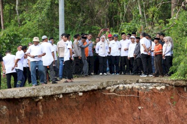Bupati Barru Andi Ina Tinjau Jalan Longsor di Bulo-Bulo