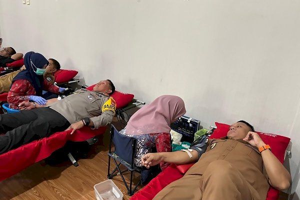 Kapolres Bone Bersama Pj Bupati Kompak Donor Darah di HUT Bank Sulselbar