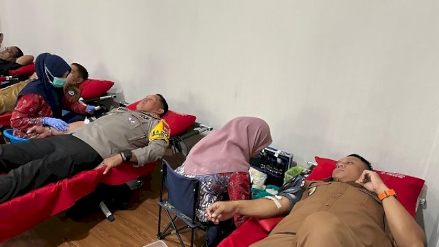 Kapolres Bone Bersama Pj Bupati Kompak Donor Darah di HUT Bank Sulselbar
