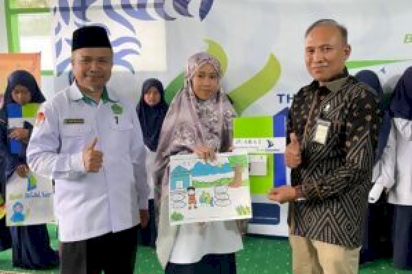 Bank Sulselbar Cabang Makale Berbagi Kado dan Sosialisasi Literasi Keuangan di MTsN 1 Tana Toraja