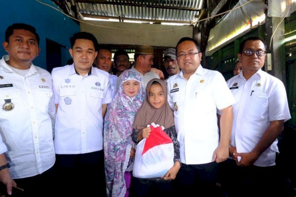 Wabup Gowa Darmawangsyah Muin Berikan Bantuan ke Warga Miskin Ekstrem