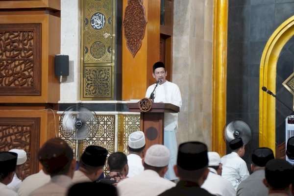 Pj Wali Kota Awali Shalat Tarawih Pertama di Masjid Agung