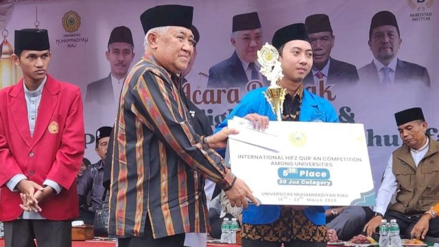 Andi Rahmat Yusuf Ihraja, mahasiswa Unismuh Makassar, meraih Juara Harapan II dalam MHQ Internasional kategori 20 juz.