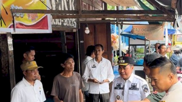 Bupati Tana Toraja Zadrak Tombeg Sidak Pasar Makale.