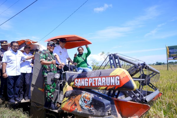 Ketua DPRD Haris Gani Bersama Bupati Pangkep Yusran Hadiri Panen Raya Padi di Labakkang
