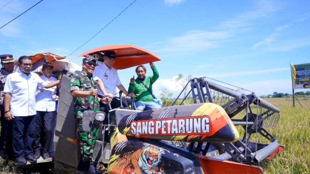 Ketua DPRD Haris Gani Bersama Bupati Pangkep Yusran Hadiri Panen Raya Padi di Labakkang