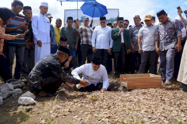 Bupati Pangkep Yusran Lalogau Letakkan Batu Pertama Pembangunan Masjid Al Mubarak