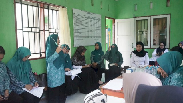 TP-PKK Lutim Lakukan Pembinaan Posyandu Era Baru di Desa Nikkel.
