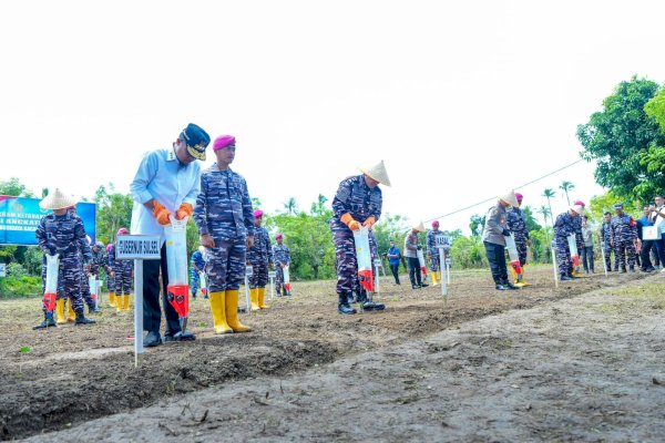 Dampingi KASAL Budidaya Rumput Laut di Takalar, Gubernur Sulsel Serahkan Bantuan Kapal untuk Nelayan