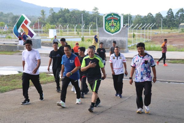 Akhiri Pekan dengan Jalan Santai, Bupati Lutim Ibas Tinjau Kebersihan Kota Malili