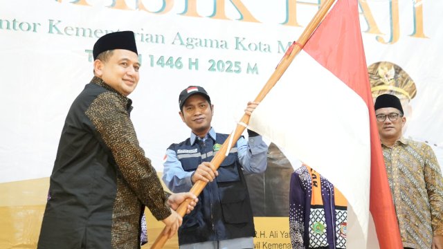 Wali Kota Makassar Munafri Arifuddin melepas 1.165 Jemaah Calon Haji (JCH) asal Makassar.