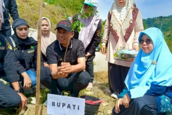 Peringati Hari Bumi 2025, Bupati Enrekang Yusuf Ritangnga Tanam Pohon di Wisata Alam Buttu Macca