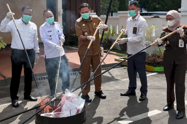 Wabup Takalar Hengky dan Kajari Musnahkan Barang Bukti Narkoba