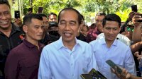Jokowi Tunjukkan Ijazah Asli ke Wartawan: Jangan Difoto Ya