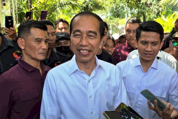 Jokowi Tunjukkan Ijazah Asli ke Wartawan: Jangan Difoto Ya