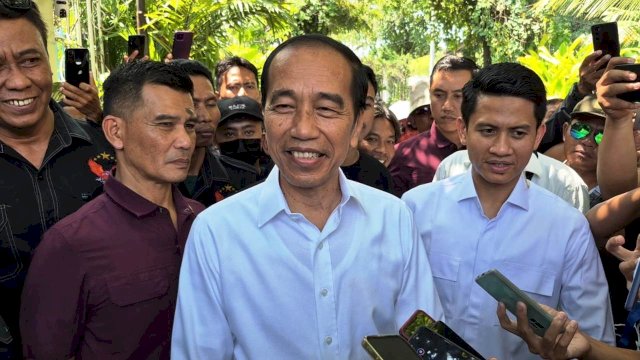 Jokowi Tunjukkan Ijazah Asli ke Wartawan.