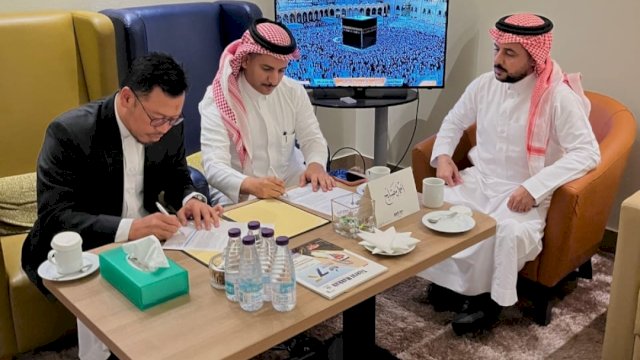 Dewan Pembina KTIH Muzayyin Arif Teken MoU dengan Park Inn Rodisson di Makkah.