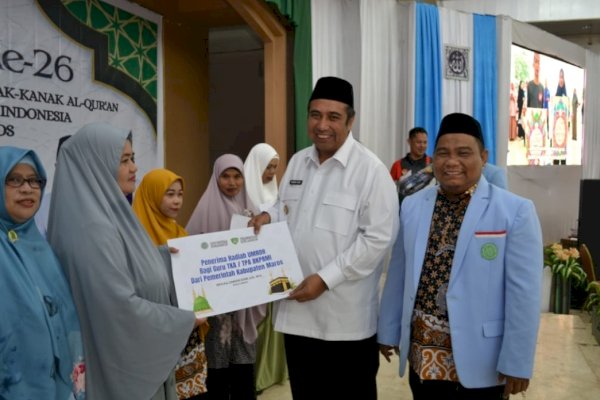 Wisuda Santri BKPRMI Maros, 5 Guru Mengaji Dapat Umrah Gratis dari Bupati Chaidir Syam